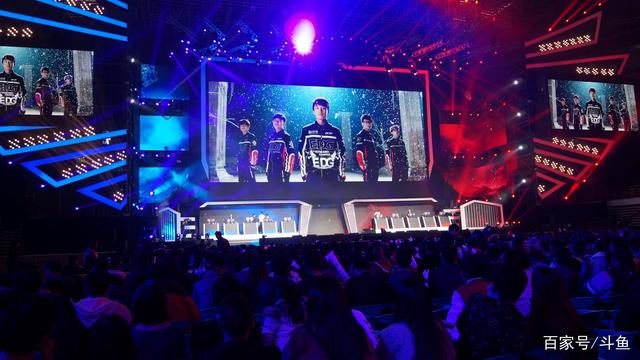 TES官方微博祝贺小天出道七周年：问心无畏，向天际不负热爱