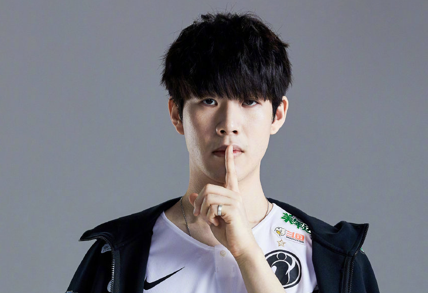 aurora 老板赠送 EmiliaQAQ 两把价值5000美元的刀